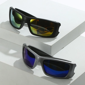 Lunettes de soleil de cyclisme carrées des années 80 avec finitions mates noires et grises