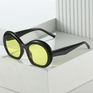 Lunettes de soleil ovales oversize avec monture noire épaisse et verres jaunes