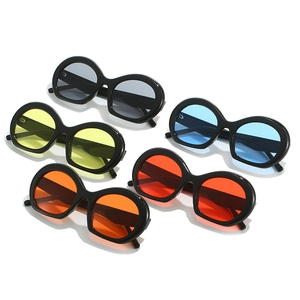 Set de lunettes de soleil ovales rétro avec montures noires et verres colorés variés