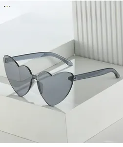 Détails de lunettes de soleil cœur sans monture avec verres transparents gris foncé