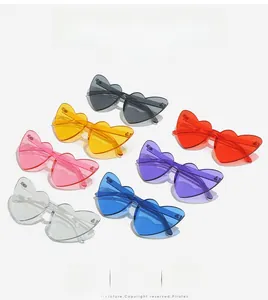 Détail de lunettes de soleil cœur sans monture en sept couleurs transparentes éclatantes