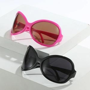 Lunettes de soleil oversize ovales hip-hop roses et noires sur socle blanc