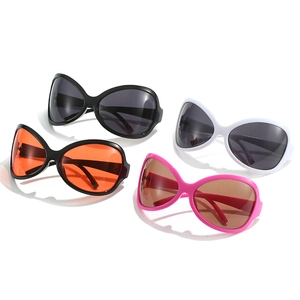 Collection de lunettes de soleil papillon surdimensionnées en noir, blanc et rose