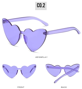 Trois vues de lunettes de soleil cœur sans monture violettes, faces avant et latérale