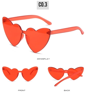 Vues multiples montrant les lunettes de soleil rouges sans monture en forme de cœur