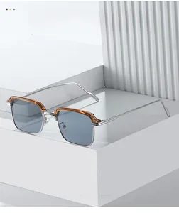 Detailaufnahme der Retro-Viereck-Sonnenbrille mit Silberrahmen und Bernstein-Akzenten