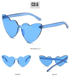 Vue en trois angles de lunettes de soleil cœur sans monture en bleu transparent