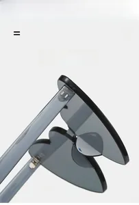 Détail des lunettes cœur bleues sans monture avec charnières en métal et matériau de texture