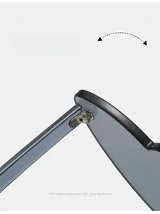 Vue macro de la charnière en métal argenté durable sur lunettes cœur grises