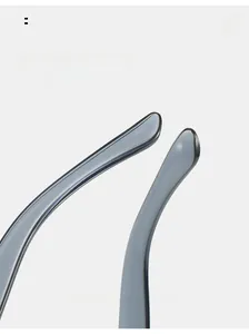 Détail macro des branches ergonomiques gris fumé pour lunettes cœur sans monture