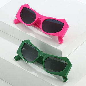Fashionable geometric thick frame sunglasses in vibrant magenta and deep dark green