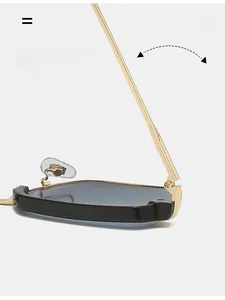 Detailansicht der robusten Metallscharniere an der quadratischen Sonnenbrille mit Goldbügeln