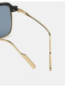 Detail der schwarzen quadratischen Sonnenbrille mit gebogenen goldfarbenen Metallbügeln