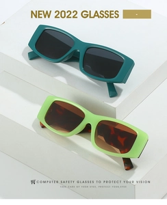 Détail de lunettes de soleil carrées à monture épaisse et branches à motif tortue