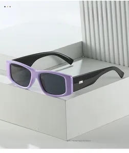 Détail de lunettes de soleil carrées violettes avec accents argentés et texture de luxe