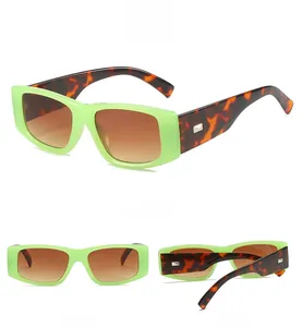 Vue détaillée des lunettes de soleil carrées avec monture vert fluo et branches écaille