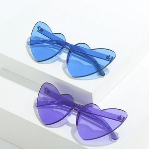 Lunettes de soleil cœur sans monture bleues et violettes sur présentoir blanc