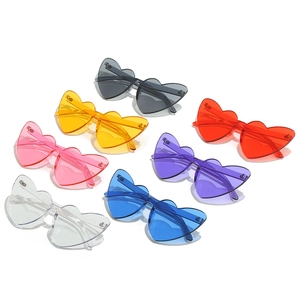 Lunettes de soleil sans monture en forme de cœur disponibles en plusieurs couleurs