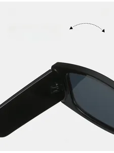 Détail de la charnière robuste sur lunettes de soleil carrées noires de haute durabilité