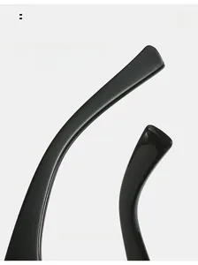 Détail des branches incurvées de lunettes de soleil noires pour un port confortable