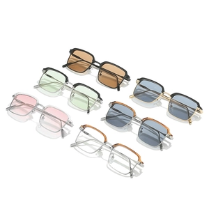 Trendige quadratische Sonnenbrillen in verschiedenen Farben mit Vintage-Metallrahmen
