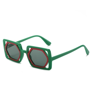 Modische quadratische Sonnenbrille mit grünem Außenrahmen und roten Akzenten