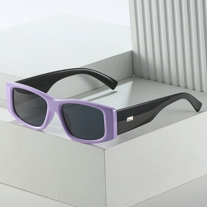 Lunettes de soleil rectangulaires violettes avec branches noires sur un support blanc
