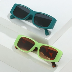 Lunettes de soleil rectangulaires modernes en bleu sarcelle et vert au style vintage