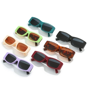 Lot de lunettes de soleil rectangulaires en sept couleurs avec montures en plastique brillant