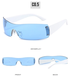 Drei Perspektiven einer hellblauen randlosen Sonnenbrille mit weißen Bügeln und Sternen