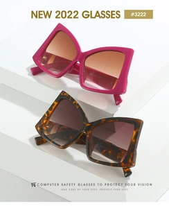 Détail de lunettes de soleil papillon surdimensionnées en rose et motif écaille