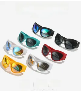 Flache Ansicht bunter Y2K Sport-Sonnenbrillen mit verspiegelten Cat-Eye Gläsern