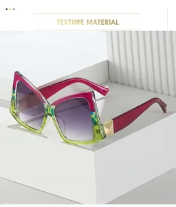 Détail de lunettes papillon oversize avec monture dégradée et accents motif léopard