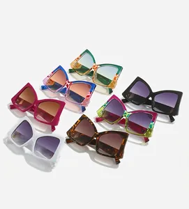 Vue à plat de lunettes de soleil carrées oversize en sept couleurs et imprimés léopard