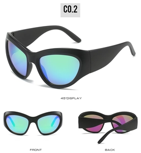 Mehrwinkelansicht der schwarzen Y2K-Radsonnenbrille mit bunt polarisierten Gläsern
