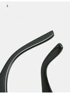 Detail der gebogenen schwarzen Hochglanzbügel der Y2K-Sonnenbrille für optimalen Sitz