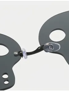 Détail des plaquettes en silicone souple sur lunettes de soleil crâne sans monture