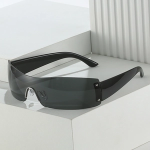 Y2K rahmenlose schwarze übergroße Sonnenbrille mit Sternennieten auf geometrischem Ständer