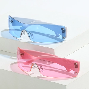 Randlose Sonnenbrille mit blau-rosa Shield-Gläsern und kleinen Stern-Nieten