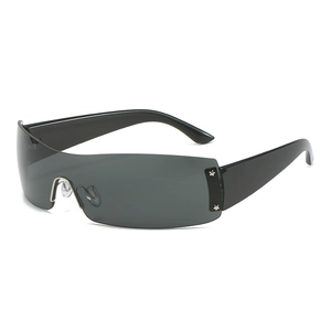 Randlose Y2K Shield Sonnenbrille mit dunkelgrauen Gläsern und silbernen Sternnieten