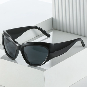 Modische Y2K Cat-Eye-Radsporthose in glänzendem Schwarz mit dunklen Gläsern