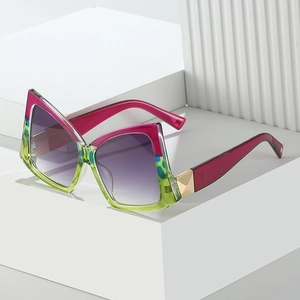 Lunettes de soleil œil de chat bicolores avec monture rose et verte et verres dégradés