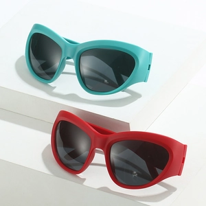 Y2K sportliche Oversize Cat-Eye Radsport-Sonnenbrille mit dicken Rahmen in Blau und Rot