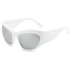 Weiße Cat-Eye Y2K Sonnenbrille mit silbernen Reflexgläsern und futuristischem Gestell