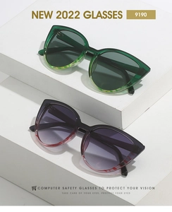 Détail de lunettes d'ordinateur œil de chat vertes et mauves sur pierres géométriques