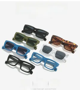 Détail montrant les couleurs de lunettes de soleil à monture épaisse et clous carrés