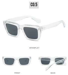 Vue sous trois angles de lunettes de soleil carrées claires avec rivets et verres gris