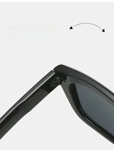 Gros plan sur la charnière métallique durable des lunettes de soleil à monture noire épaisse