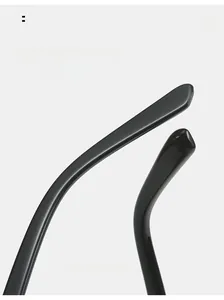 Gros plan des branches ergonomiques noires de lunettes de soleil œil de chat élégantes