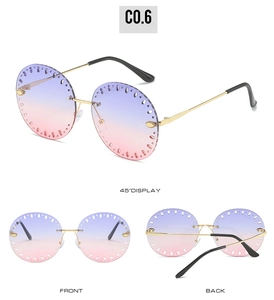 Trois vues de lunettes de soleil rondes sans monture avec verres dégradés violets ajourés